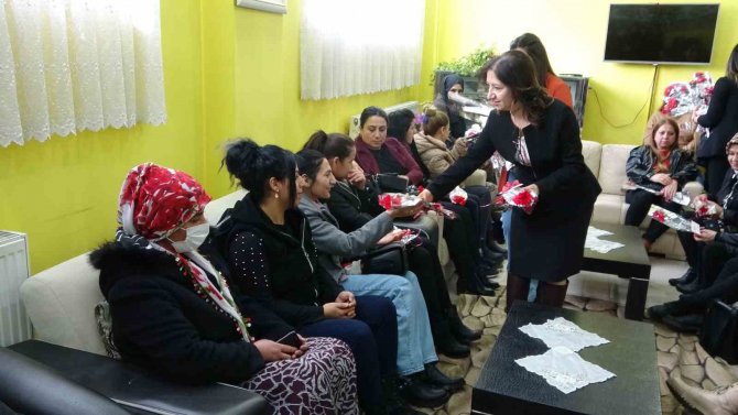Yüksekovalılar Dünya Kadınlar Günü’nü Depremzedelere Adadılar