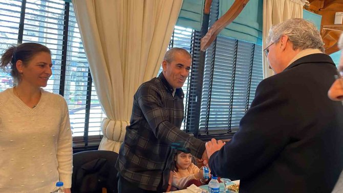 Enkazda Kalan Aile Kendilerini Kurtaran Ekibi Unutmadı