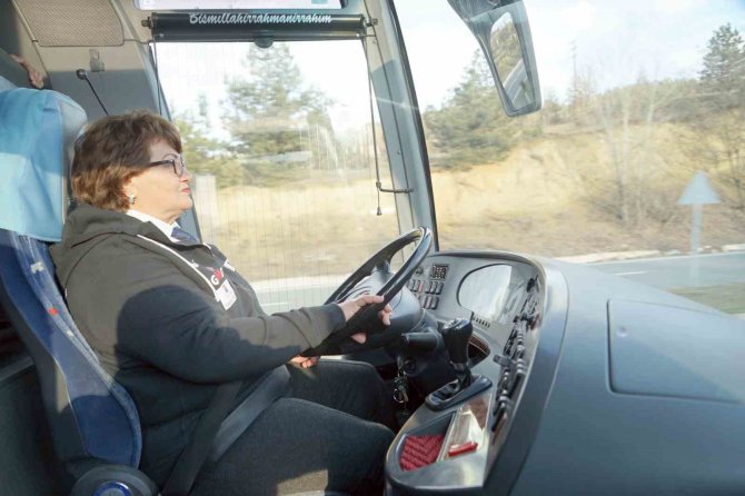 Depremde Evini Ve Yakınlarını Kaybeden Yolların ’Nazan Ablası’, Kadın Hentbol Takımı İçin Direksiyon Sallayacak