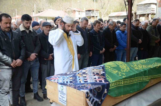 Kocası Tarafından Öldürülen Kadın, Dünya Kadınlar Günü’nde Toprağa Verildi