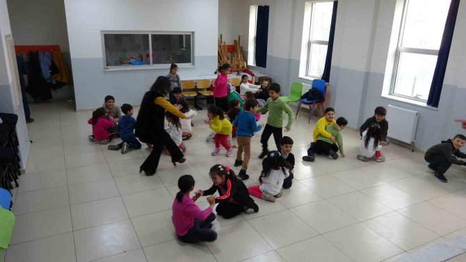 Isparta’da Eğitim Gören Depremzede Çocuklara Drama Etkinlikleriyle Yaşadıkları Travmalar Unutturuluyor