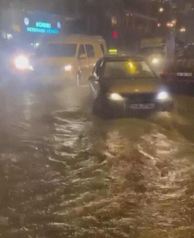 İ̇zmir’de Yağmur Hayatı Felç Etti: Araçlar Oluşan Çukurlara Düştü