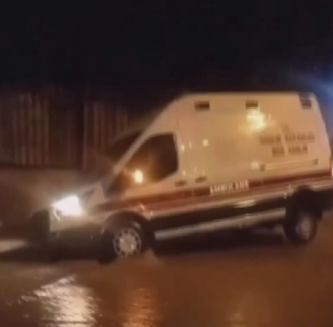 İ̇zmir’de Yağmur Hayatı Felç Etti: Araçlar Oluşan Çukurlara Düştü