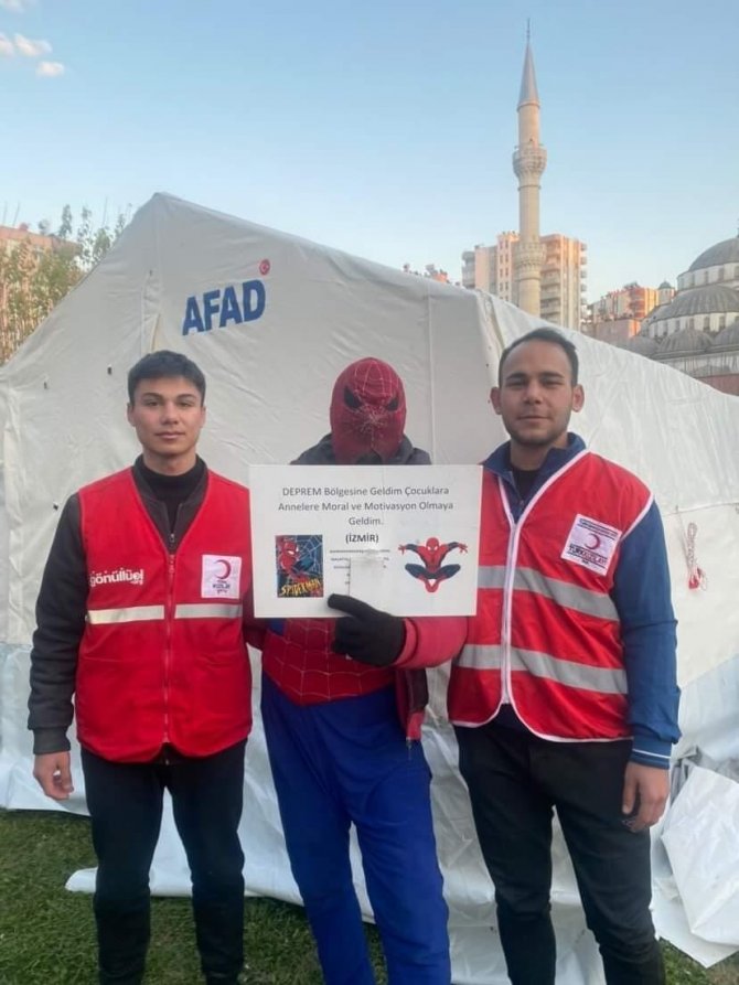 Deprem Bölgesinde ’Örümcek Adam’ Karakteri İle Çocukların Gönlüne Dokundu