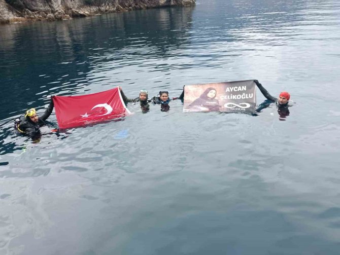 Depremde Kaybettikleri Arkadaşlarını Kadınlar Günü’nde Su Altına Dalarak Andılar
