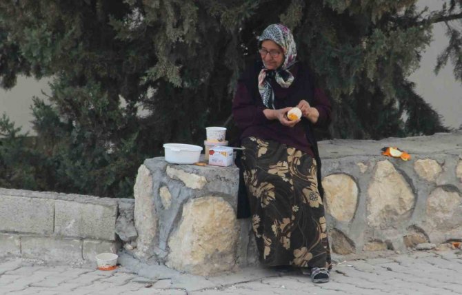Deprem Bölgesinde Yükün Büyük Kısmını Kadınlar Sırtlıyor
