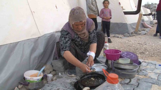 Deprem Bölgesinde Yükün Büyük Kısmını Kadınlar Sırtlıyor