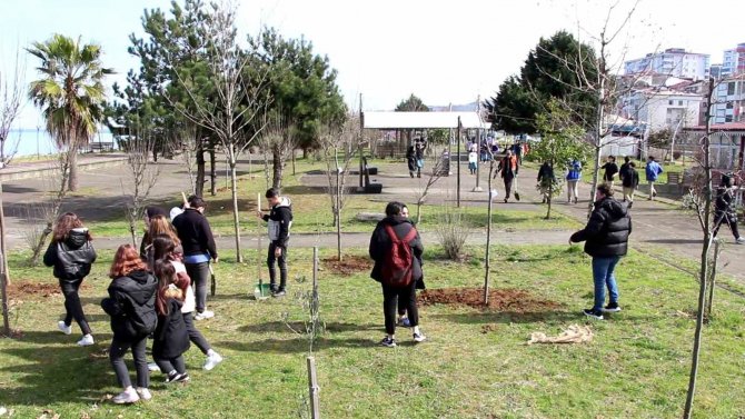 Of’ta Deprem Anısına Fidanlar Dikildi