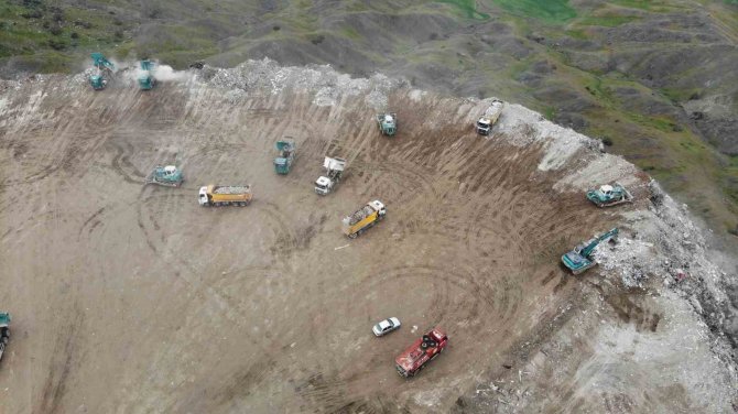Kahramanmaraş’ta Enkaz Dağları Yükselmeye Devam Ediyor