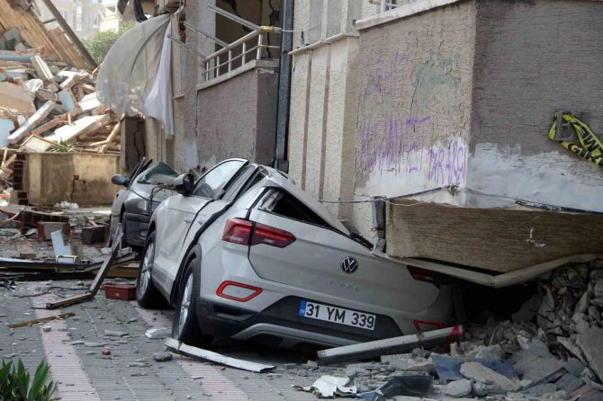 Hatay’da 5 Otomobil, 50 Kişiyi Kurtardı