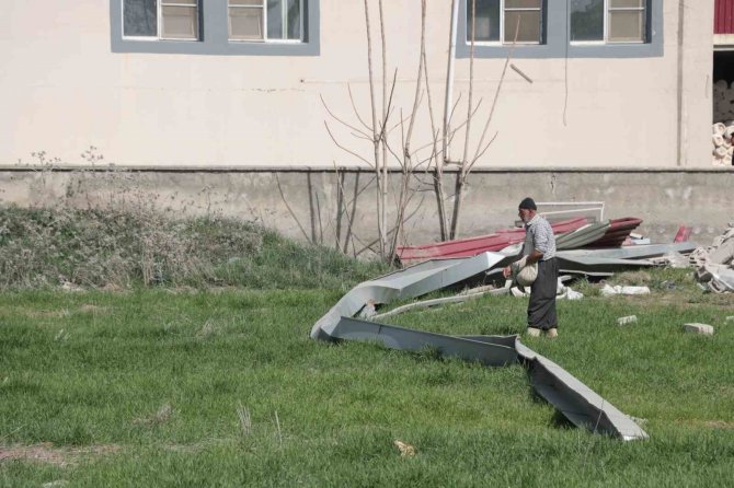 Deprem Sonrası Tarlasında Üretime Başladı