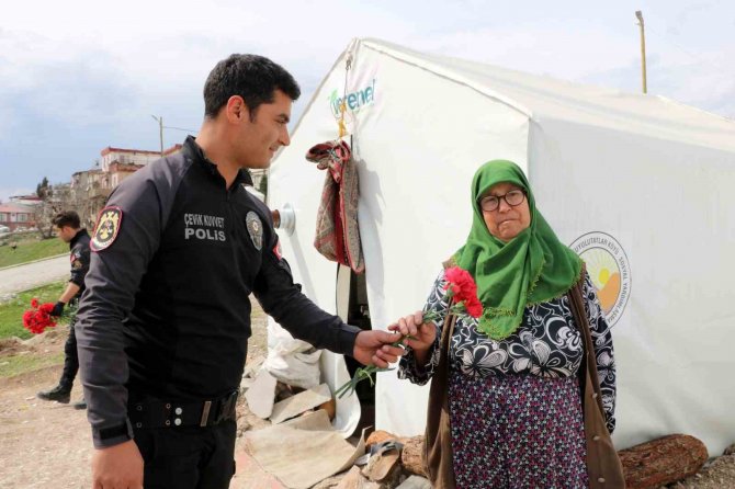 Polisler Depremzede Kadınların ’Kadınlar Günü’nü Kutladı