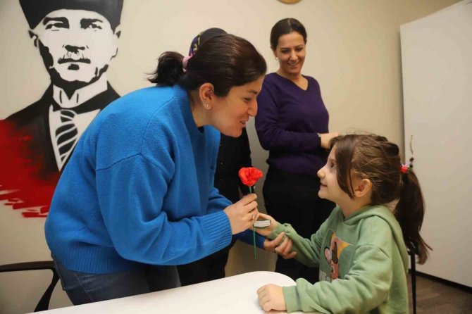 Kreşli Miniklerden Kadın Personele ‘8 Mart’ Sürprizi