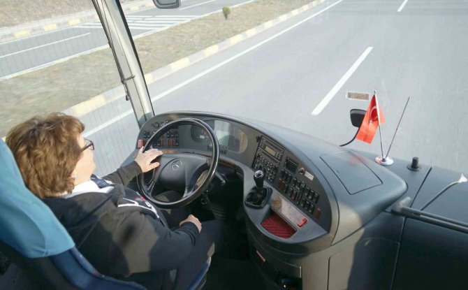 Depremde Evini Ve Yakınlarını Kaybeden Yolların ’Nazan Ablası’, Kadın Hentbol Takımı İçin Direksiyon Sallayacak