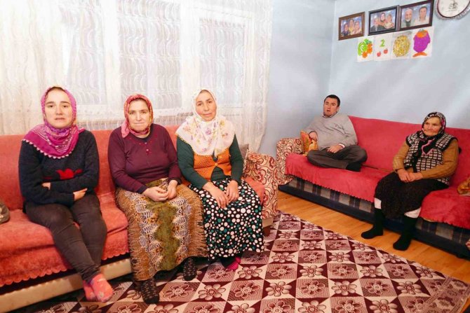 Böyle Fedakarlık Görülmedi: Ömrünü Engelli 3 Çocuğu, Hasta Eşi, Görümcesi Ve Kayınvalidesine Adadı