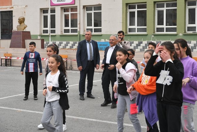 Vali Çiçek Ve Başkan Büyükkılıç’tan Eğlenceli ‘Deprem Bilinçlendirmesi’