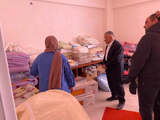 Başkan Büyükkılıç, Kızılay Yardım Toplama Merkezi’ni Ziyaret Etti