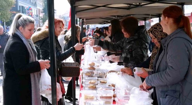Depremzedeler Yararına Yardım Kampanyası Düzenlendi, Vatandaşlar Akın Etti