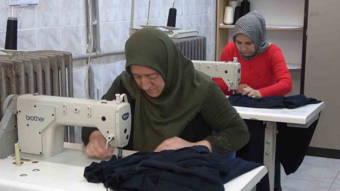 Gönüllü Kadınlar Depremzedeler İçin Kıyafet Üretiyor