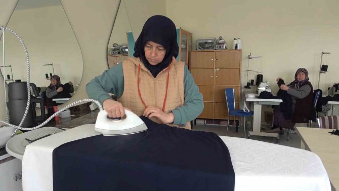 Gönüllü Kadınlar Depremzedeler İçin Kıyafet Üretiyor