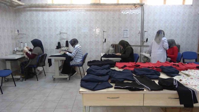 Gönüllü Kadınlar Depremzedeler İçin Kıyafet Üretiyor