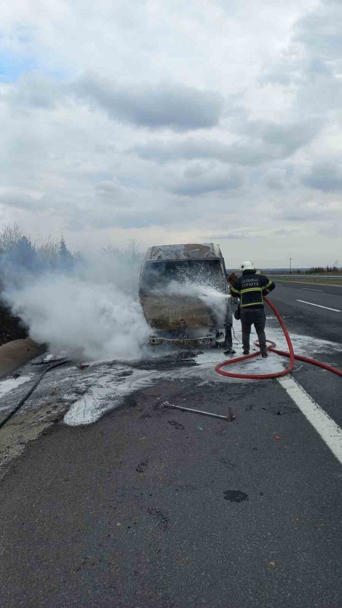 Kırklareli’de Züccaciye Malzemeleri Yüklü Araç Alev Aldı