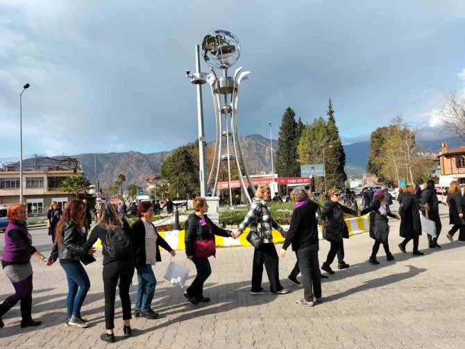 Köyceğiz’de Kadınlar Günü’nde Dayanışma Zinciri Oluşturuldu
