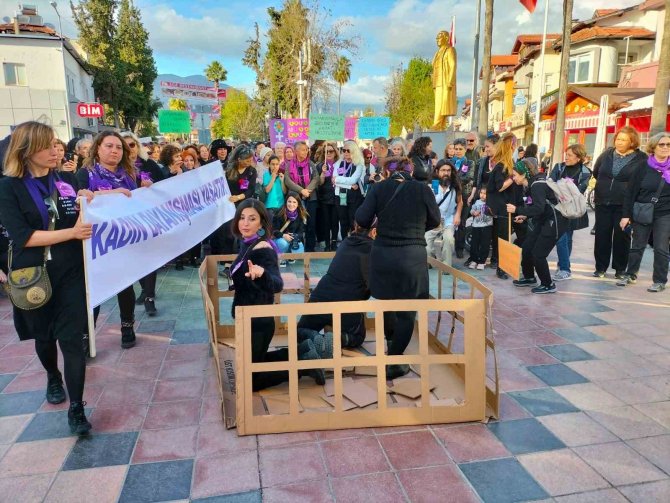 Köyceğiz’de Kadınlar Günü’nde Dayanışma Zinciri Oluşturuldu