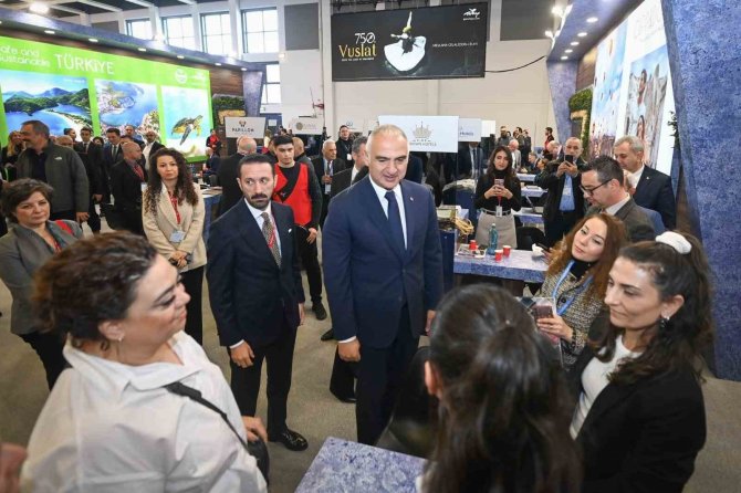 Bakan Ersoy, Berlin Turizm Fuarı’nda Türk Stantlarını Gezdi