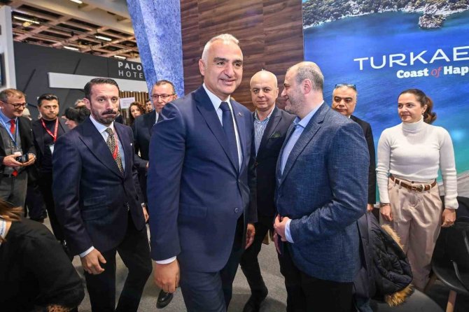 Bakan Ersoy, Berlin Turizm Fuarı’nda Türk Stantlarını Gezdi