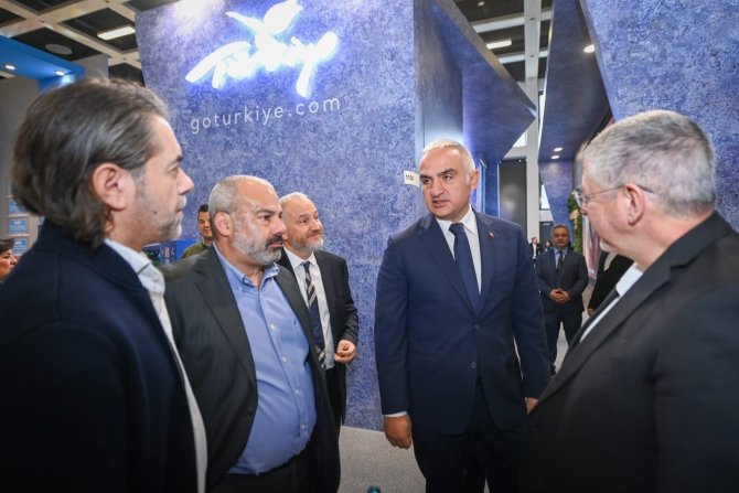 Bakan Ersoy, Berlin Turizm Fuarı’nda Türk Stantlarını Gezdi