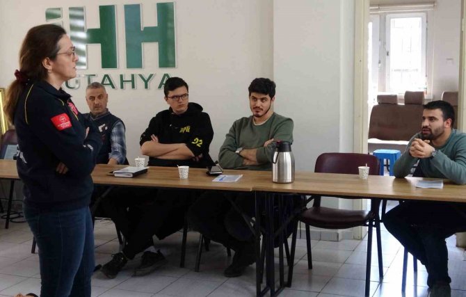 Kütahya İ̇hh’dan 20 Gönüllüye Daha ’Arama-kurtarma Ve İlk Yardım’ Eğitimi