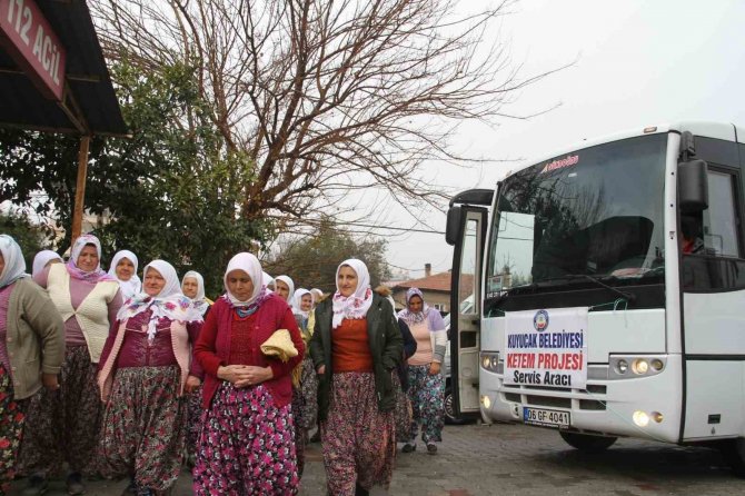 Kuyucak’ta Dünya Kadınlar Günü Karanfillerle Kutlandı