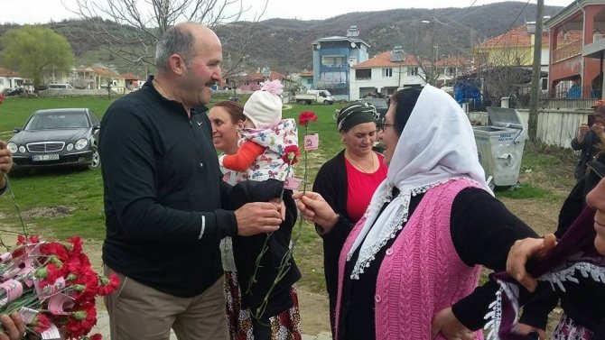 Kuyucak’ta Dünya Kadınlar Günü Karanfillerle Kutlandı