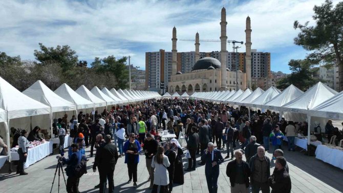 Kadınlar Gününde, Kadınlardan Depremzedeler İçin Anlamlı Hareket