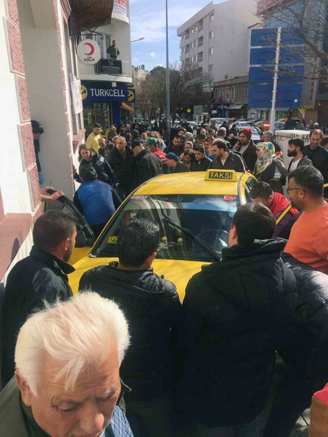 Kalp Krizi Geçiren Taksicinin O Anları Güvenlik Kamerasına Yansıdı