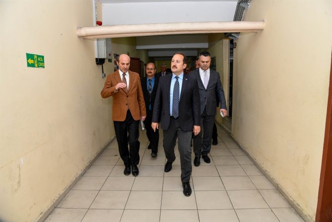 Mersin’de Deprem Hasarlarından Dolayı 76 Okul Boşaltıldı