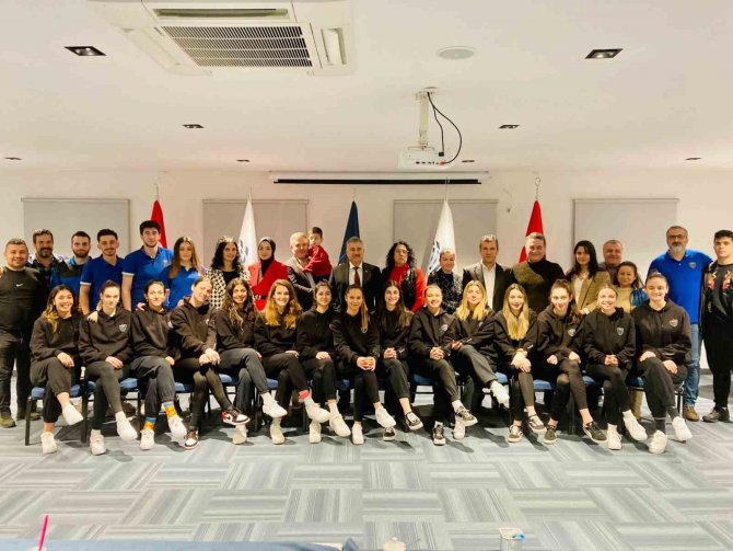 Takıma Moral Verdiler, Kadınlar Gününü Kutladılar