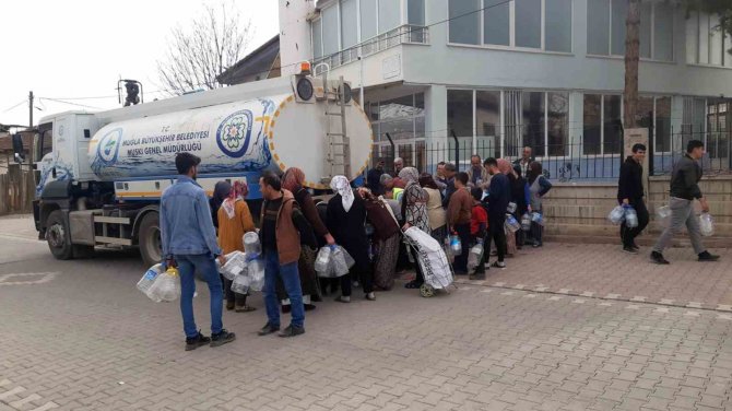 Muğla Büyükşehir Ekipleri Çadır Kentlerin Su İhtiyaçlarını Karşılıyor