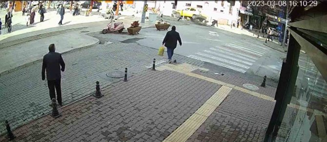 Kalp Krizi Geçiren Taksicinin O Anları Güvenlik Kamerasına Yansıdı