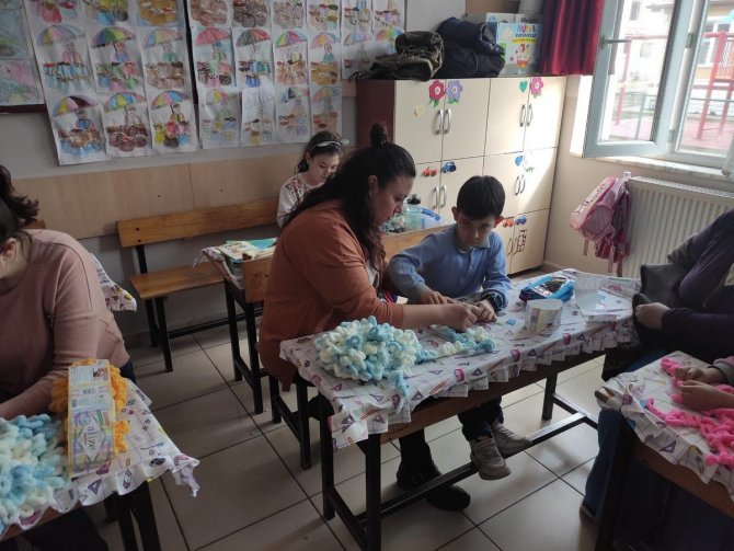 İ̇lkokul Öğrencileri Ve Veliler Depremzede Çocuklara Atkı Ördü