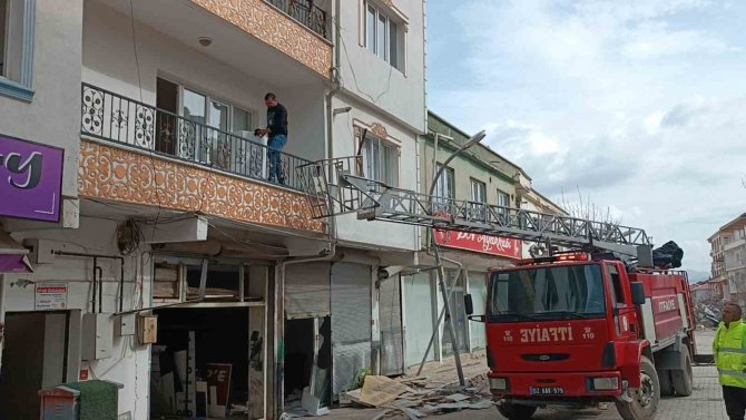 Hasarlı Binada Kurtarılmak İstenen Kedi Atlayarak Kaçtı