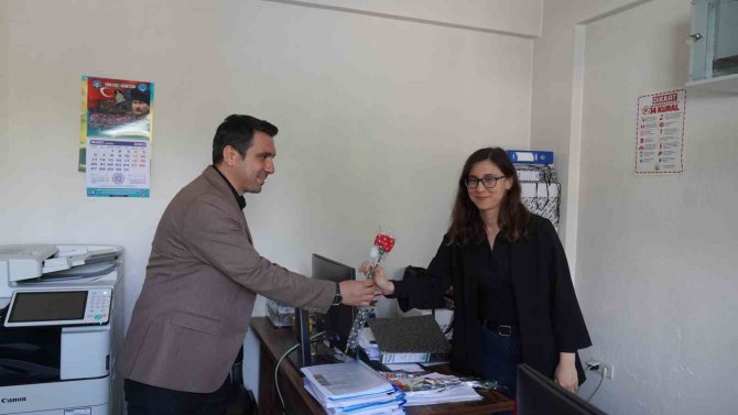 Ortaca Belediyesinin Kadın Çalışanlarına Çiçek