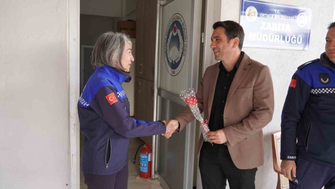 Ortaca Belediyesinin Kadın Çalışanlarına Çiçek