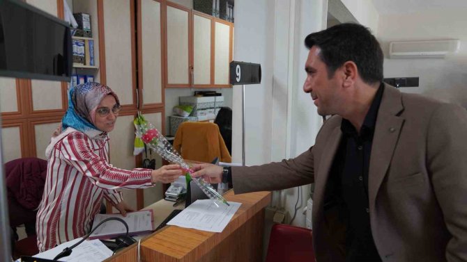 Ortaca Belediyesinin Kadın Çalışanlarına Çiçek