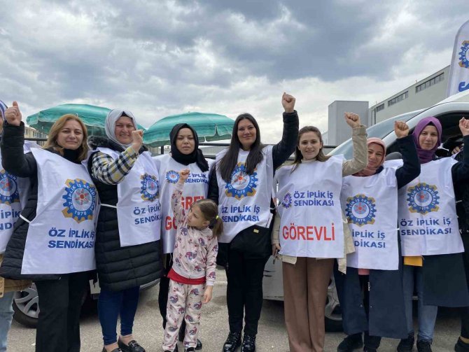 Öz İ̇plik İ̇ş Sendikası Kadın Komitesi Başkanı Özcan: “İ̇ş İlişkisi Sona Erdirilen Üyelerimizin, İşe İadelerinin Gerçekleştirilmesini Talep Ediyoruz”