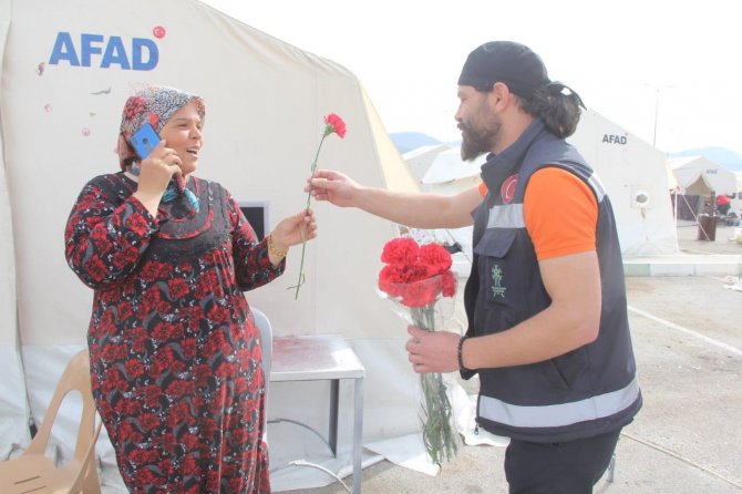 Palandöken Ekibi Depremzede Kadınların Hüznünü Paylaştı