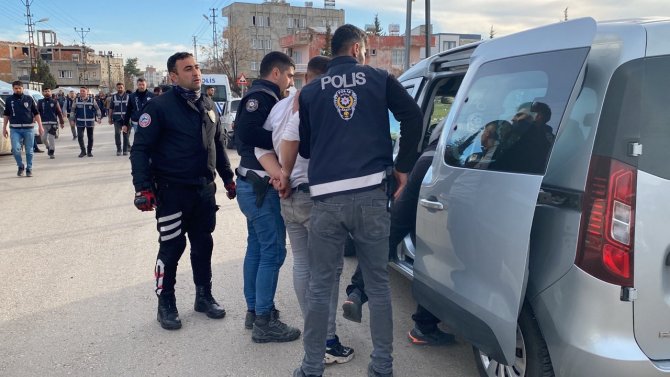 Aileler Arasında Bıçaklı Ve Silahlı Kavga: 1 Yaralı