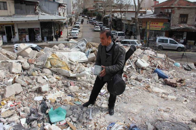 Ünlü Bestekar Enkazda Eserlerini Arıyor