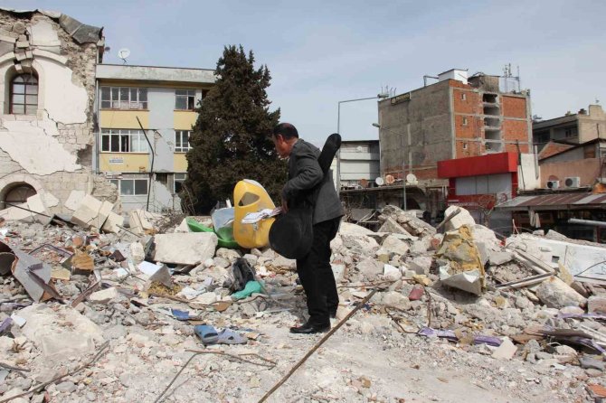 Ünlü Bestekar Enkazda Eserlerini Arıyor